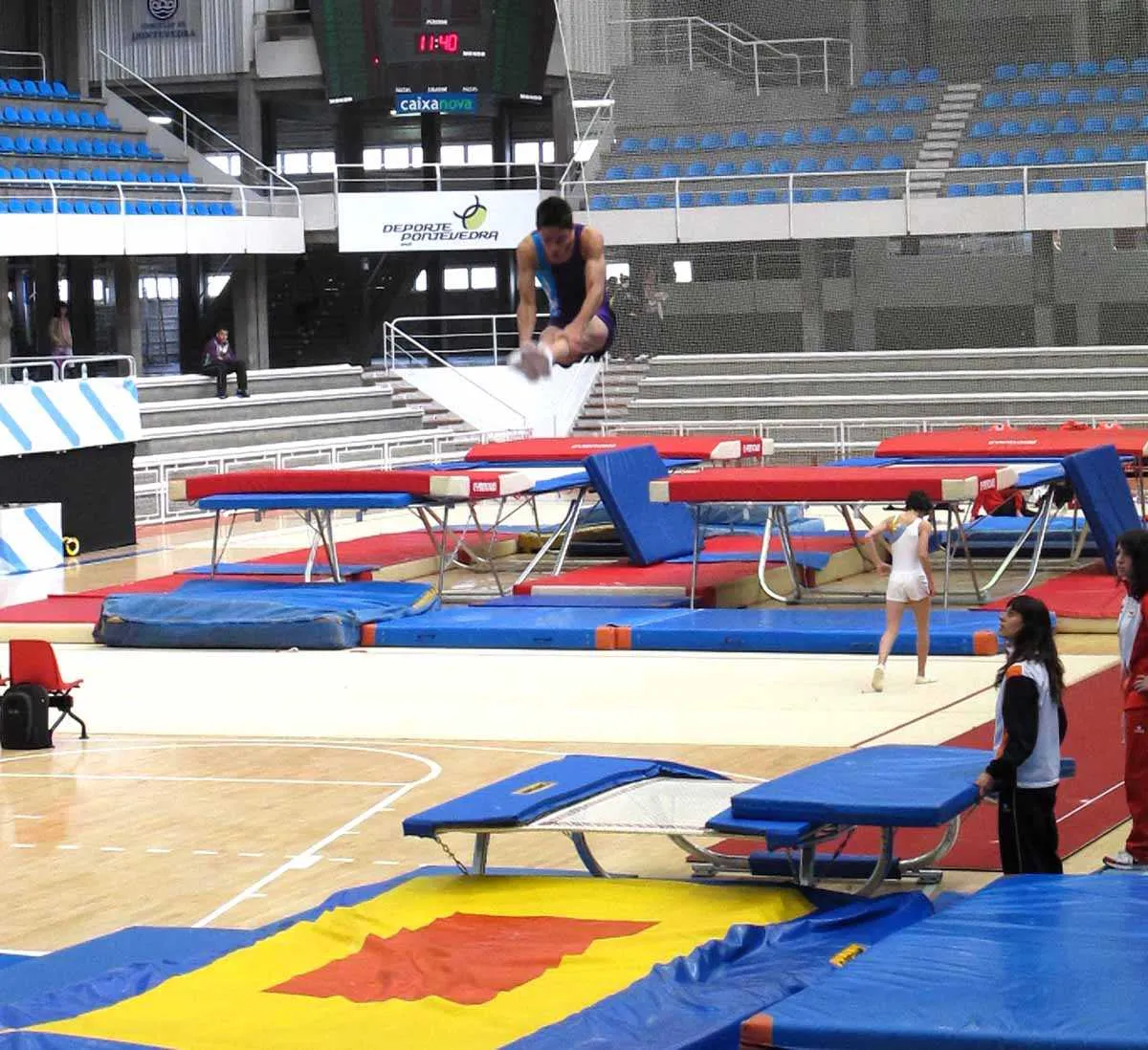 Gimnasta en el aire — Club Gimnasia Playas